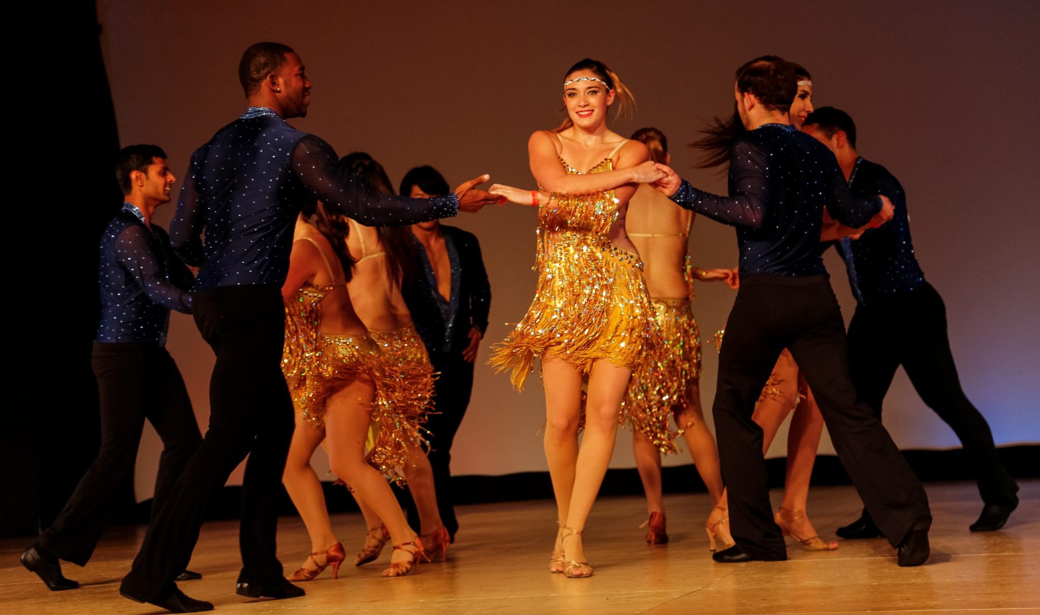 Сальса Руэда. Латиноамериканские танцы ча ча ча. Румба Самба ча-ча-ча. Сальса танец.